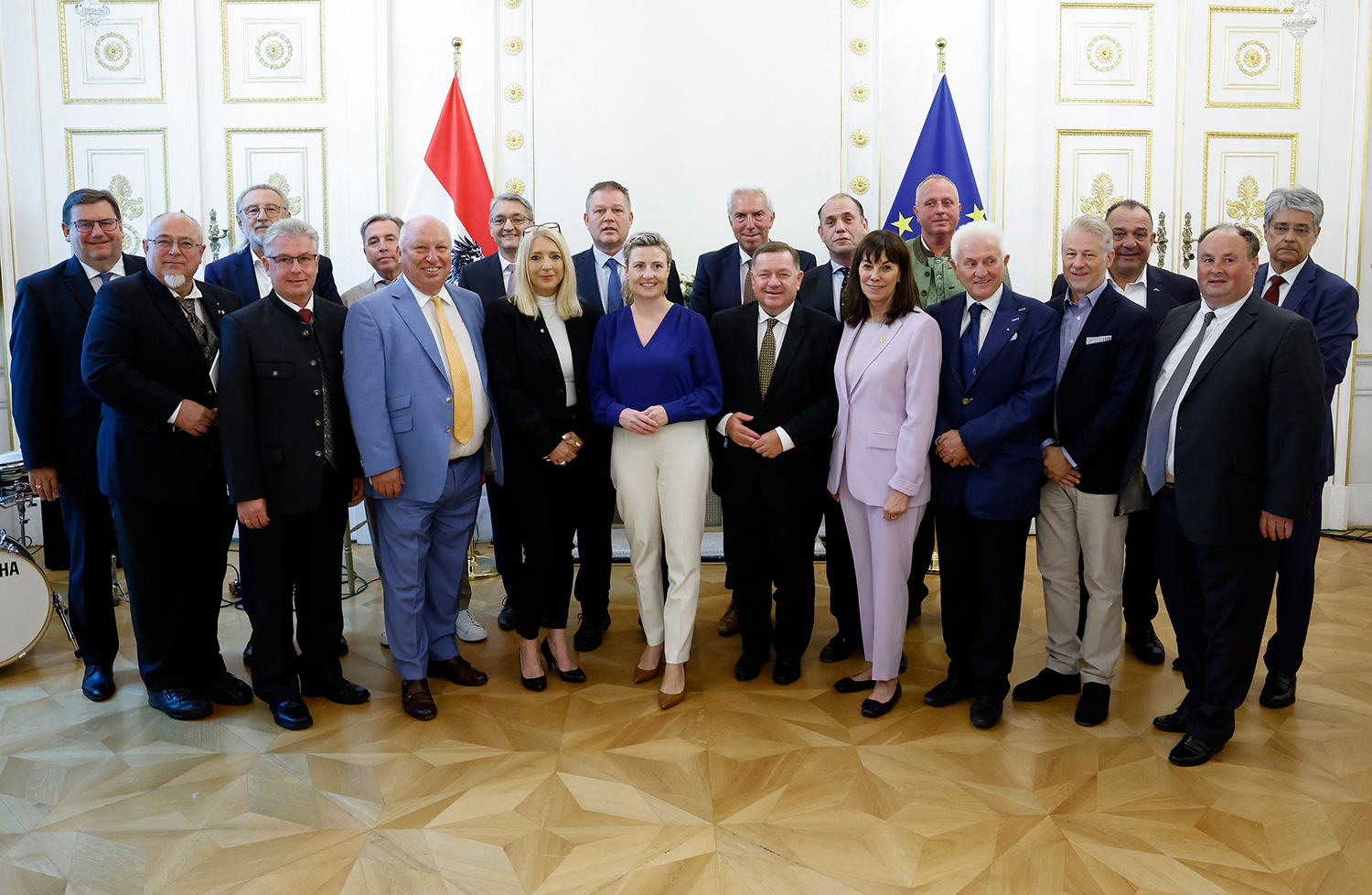 Bundesministerin Susanne Raab (m.) bei einem gemeinsamen Gruppenfoto