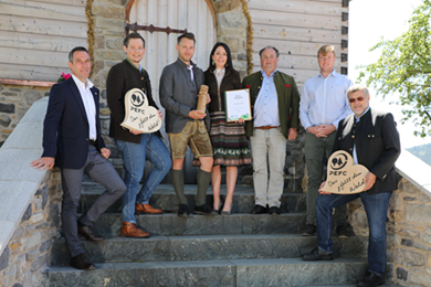 Ing. Mag. Matthias Granitzer/PEFC Austria, DI Gerhard Pichler/GF PEFC Austria, Karl Reiter jun., Eva Reiter, Peter Konrad, DI Mathias Loidl/Zertifizierungsstelle BFW, FD Dr. Kurt Ramskogler/Obmann PEFC Austria